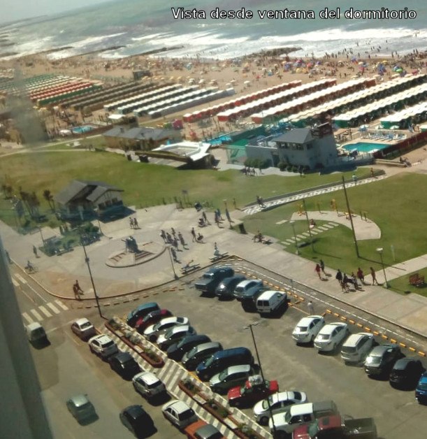 Vista al mar (izquierda) desde ventana del dormitorio